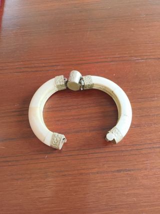 Bracciale vintage in osso con inserti metallici 