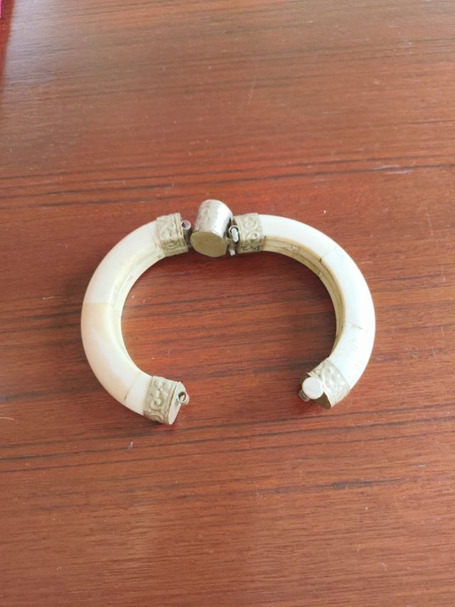 Bracciale vintage in osso con inserti metallici