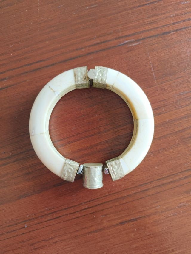 Bracciale vintage in osso con inserti metallici