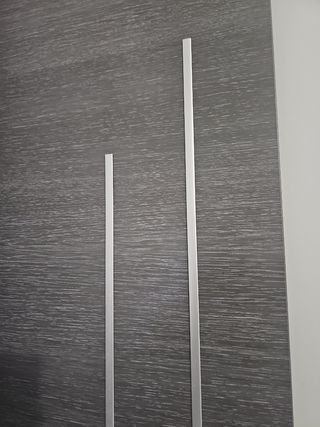 Cabecero de cama gris y blanco