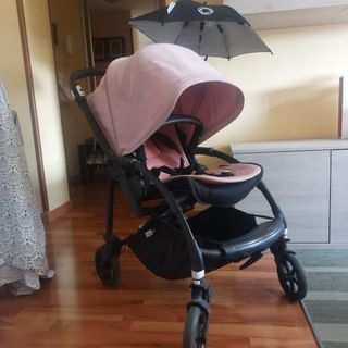 Carro de bebé rosa con sombrilla