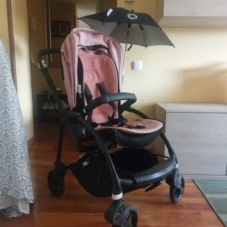 Carro de bebé rosa con sombrilla