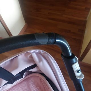 Carro de bebé rosa con sombrilla