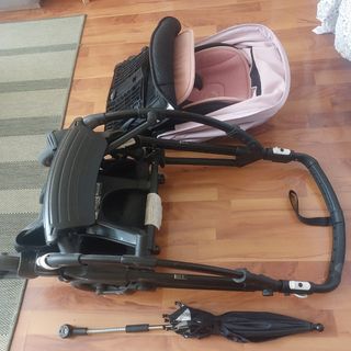 Carro de bebé rosa con sombrilla