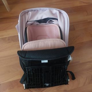 Carro de bebé rosa con sombrilla