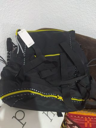 Mochila Desigual XL Voyager Negra y Amarilla