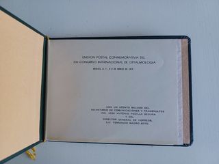 2 álbumes conmemorativos de sellos mexicanos.