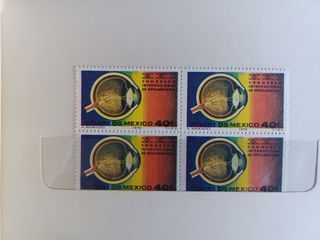 2 álbumes conmemorativos de sellos mexicanos.