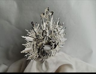 Corona de orfebrería plateada