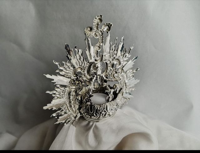 Corona de orfebrería plateada