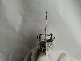 Corona de orfebrería plateada