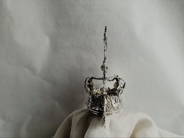 Corona de orfebrería plateada