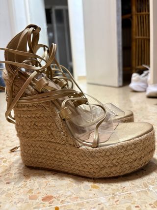 Tacones de cuña dorados con tiras