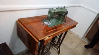 Máquina de coser Refrey antigua.