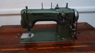 Máquina de coser Refrey antigua.