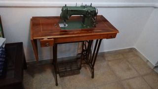 Máquina de coser Refrey antigua.