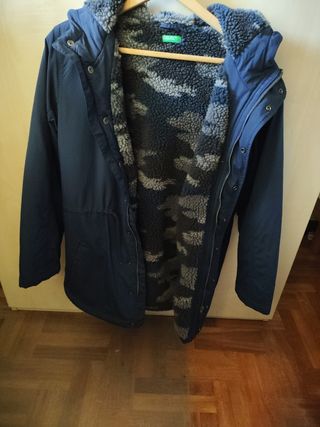 Cazadora azul con capucha