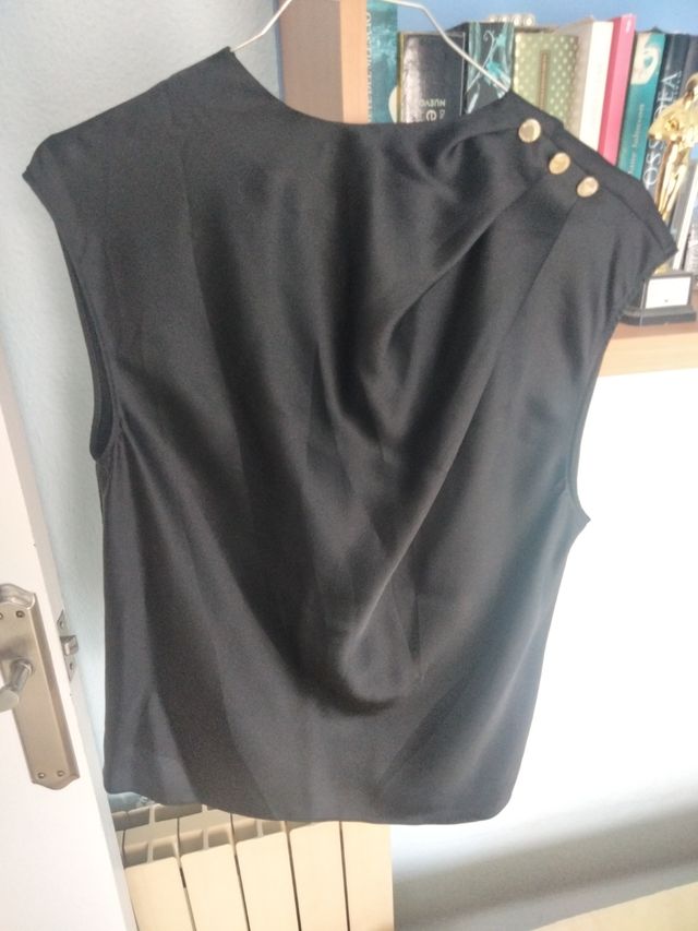 Blusa negra con botones dorados