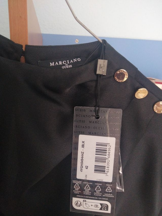 Blusa negra con botones dorados