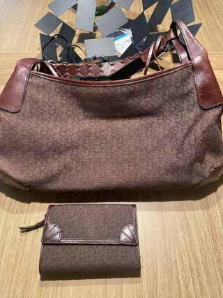 Bolso y cartera DKNY marrón monograma