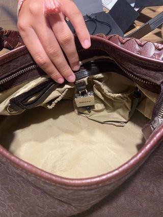 Bolso y cartera DKNY marrón monograma