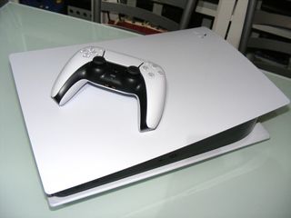 PS5 Nueva + Mando PS4 + F1 2025 PS4