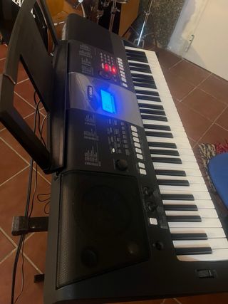 Piano Yamaha PSR-E423 con funda y pie