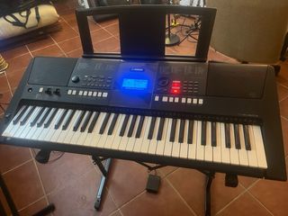 Piano Yamaha PSR-E423 con funda y pie