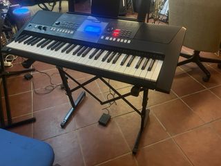 Piano Yamaha PSR-E423 con funda y pie