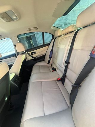 BMW Serie 3 2011 220000km.
