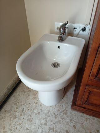 Bidé blanco en perfecto estado.