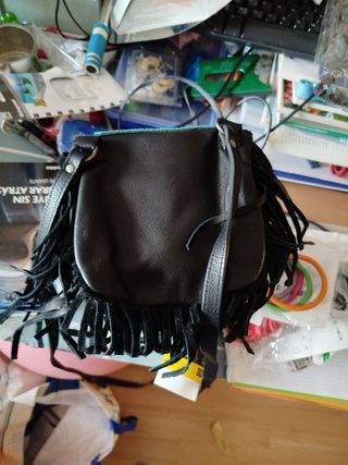 Bolso de cuero con flecos y solapa