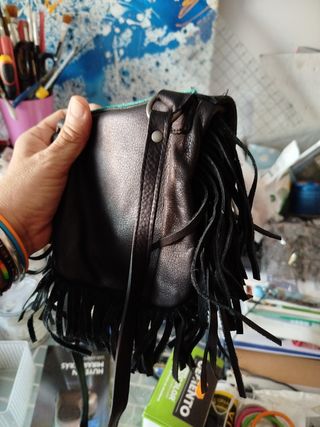 Bolso de cuero con flecos y solapa