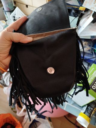 Bolso de cuero con flecos y solapa