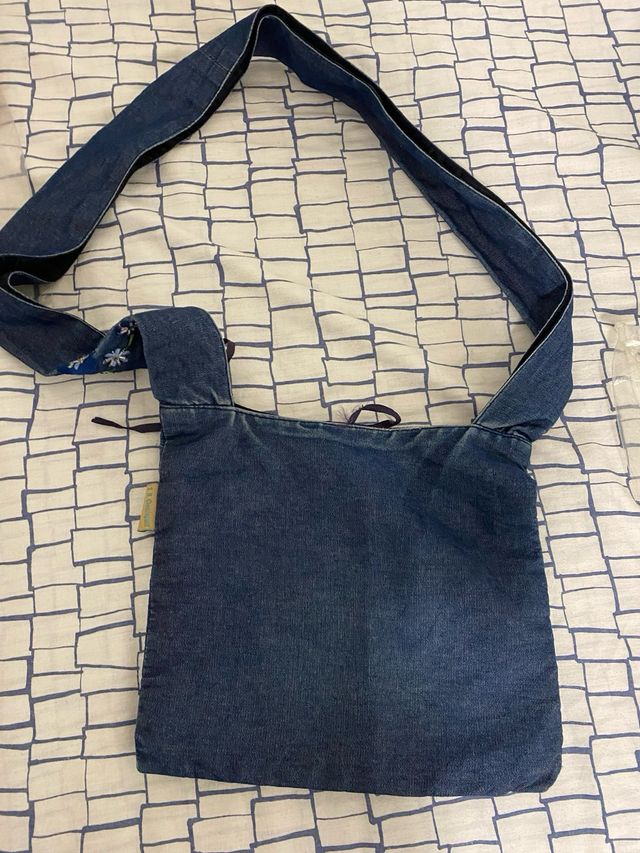 Bolso vaquero azul con flores bordadas