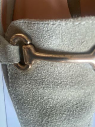 Zapatos planos mujer verde con detalle dorado.