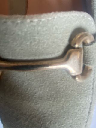 Zapatos planos mujer verde con detalle dorado.