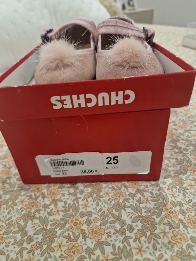 Zapatos rosas con pompón y tira