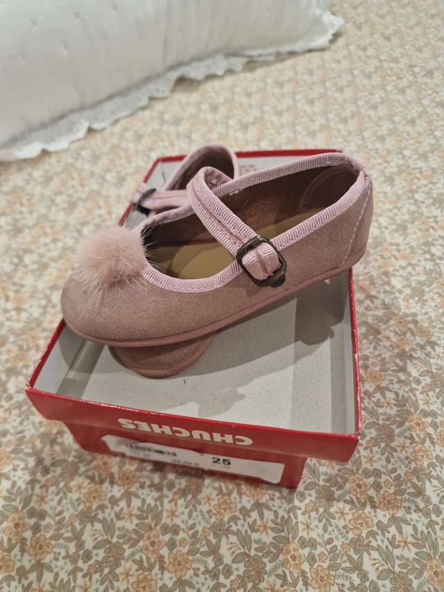 Zapatos rosas con pompón y tira