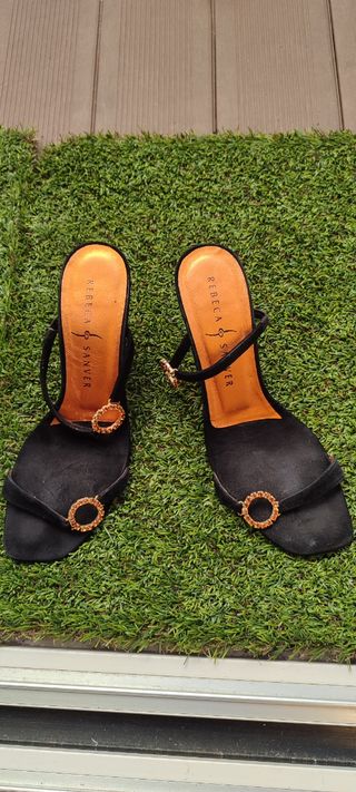 Zapatos tacón REBECA SANVER negros dorados 38