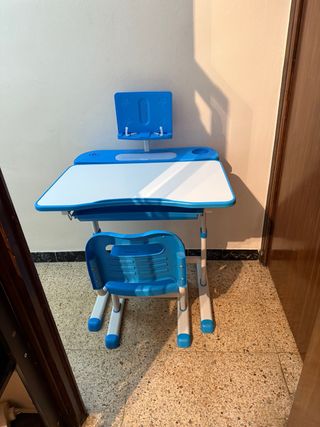Escritorio infantil azul y blanco