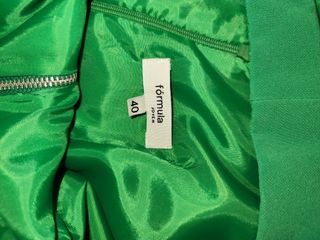 Vestido verde con cremallera y escote Talla 40.