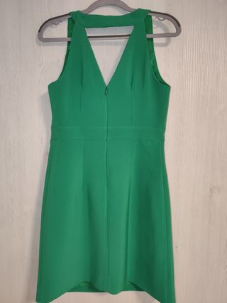 Vestido verde con cremallera y escote Talla 40.