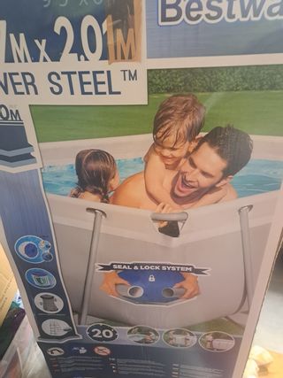 Piscina con escalera, filtro y bomba