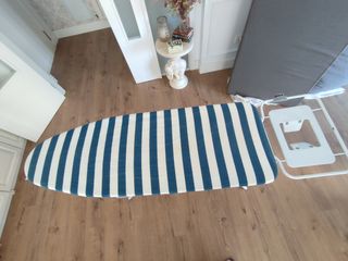 Mesa de planchar grande con enchufe