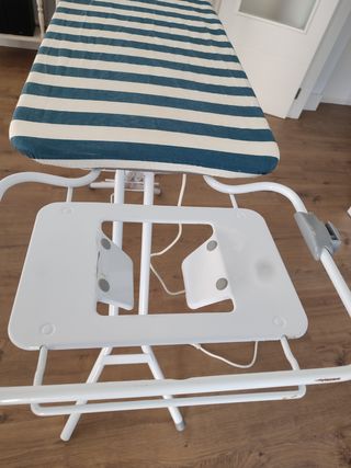 Mesa de planchar grande con enchufe