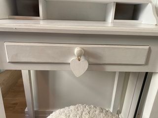 Tocador blanco con espejo ovalado