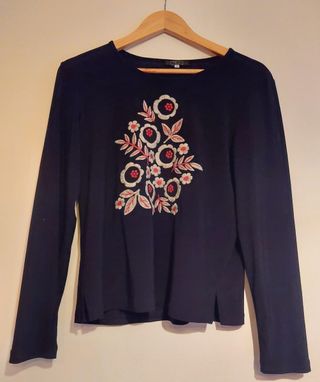 Camiseta negra bordada flores..