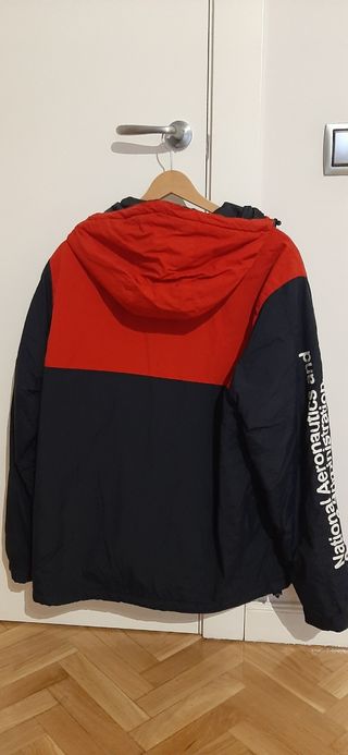 Chaqueta Pull&Bear NASA azul oscuro y rojo