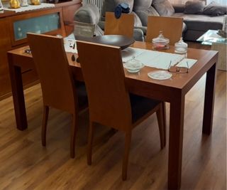 Mesa de comedor y 6 sillas de madera

